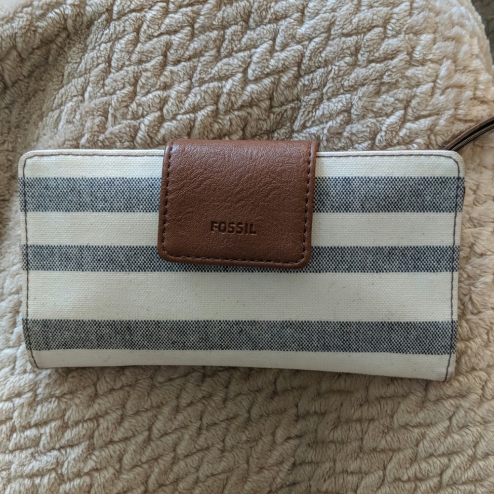 Fossil wallet with coin purse